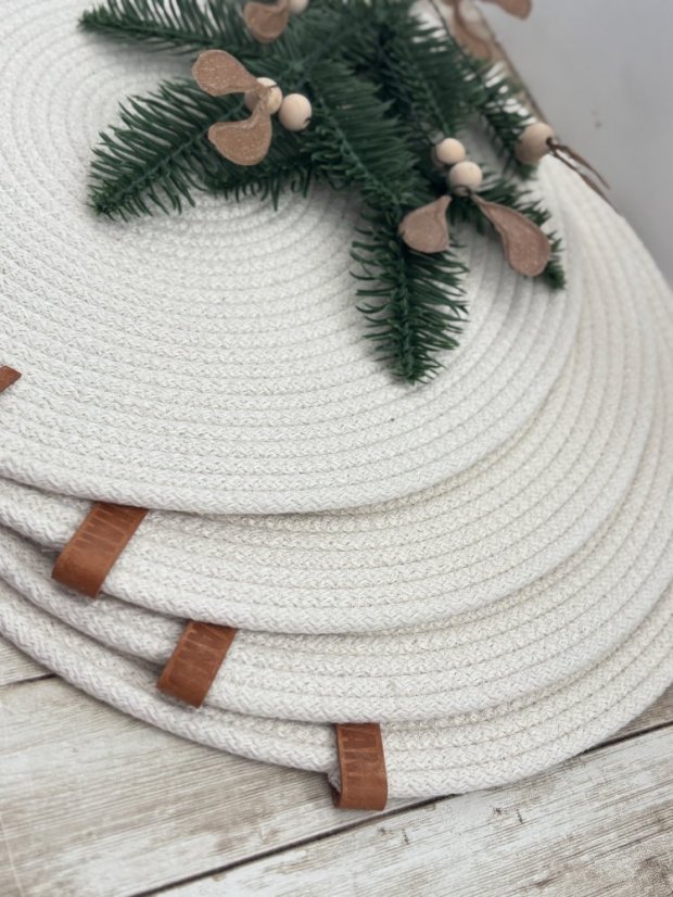 Prostírání na stůl