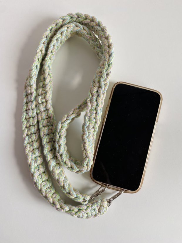 Háčkovaný popruh na telefon